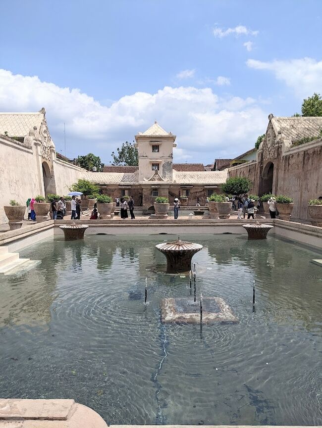 タマン・サリはジョグジャカルタで繁栄したマタラム王国の王宮の離宮で、王様に仕える女性たちがここで水浴びをしたそうです。王様はその様子を写真の奥に写っている塔の3階の窓から眺めてその日の夜を過ごす女性を選んだといわれてます。