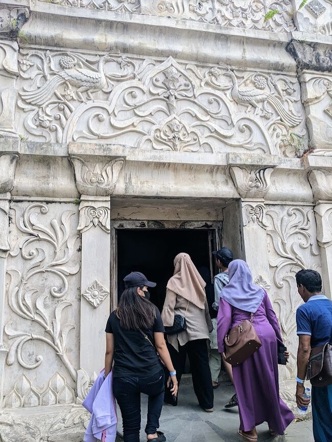 メインの水浴場を西側へ進むと広場があり、その先の門の中に続々と人が入って行ったので行ってみる事に！<br /><br />中に入ると英語が話せるボランティア・ガイドさんが待ち構えて居たので、仕方なく説明を聞いてあげたら流れで他の場所も案内してもらえる事になりました（ラッキー！）<br />