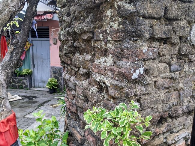 そんなわけで、ここから先はボランティア・ガイドさんの説明を受けながら見学しました。<br /><br />住宅エリアの一角にあった古めかしいこの塀は当時のまま現存されている唯一の塀との事。<br />