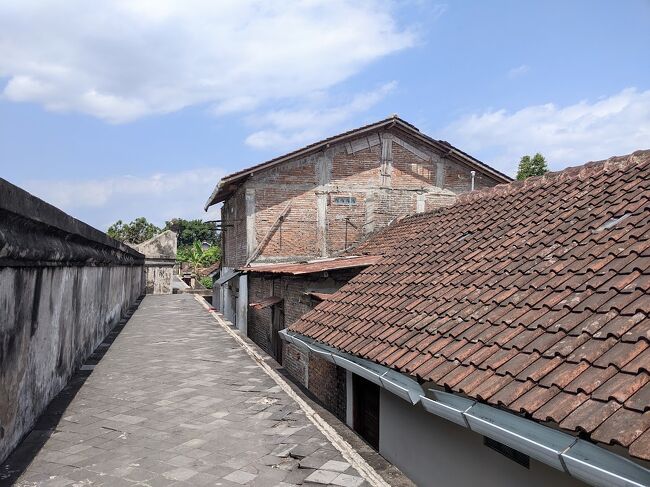 住宅街から外れて家の屋根と同じ高さの抜け道に出ました。<br /><br />えっ！こんな所を通るの？っていう場所を通ってきたので自力ではここに来る事は出来なかったと思う。<br />