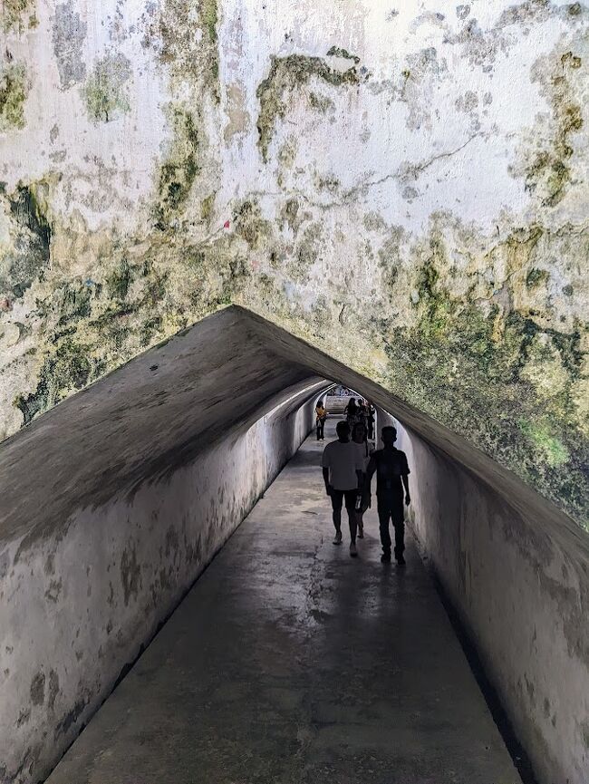 マタラム王国はたびたび敵のオランダ軍から攻撃を受けました。<br /><br />攻めて来るのが分かると王様は王宮からこの地下通路を歩いてタマン・サリまで避難し、そのあと水を流し込んで通路を完全に遮断して敵の進入から逃れたそうです。<br /><br />オランダ軍は建物の外側から王様の行動を監視していたのでタマン・サリに王様が避難していることには全く気付かなかったとの事でした。<br />