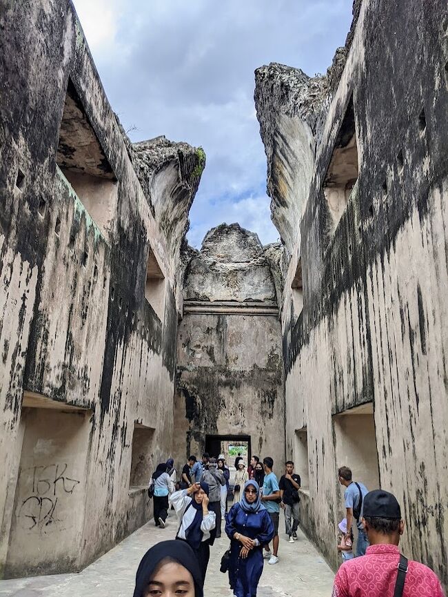 続いて案内された廃墟化した建物。<br />この建物は風の吹き抜けを計算されて作られているとの事で中に入ってみると涼しくて風の吹き抜けを具合を実感出来ました。<br />