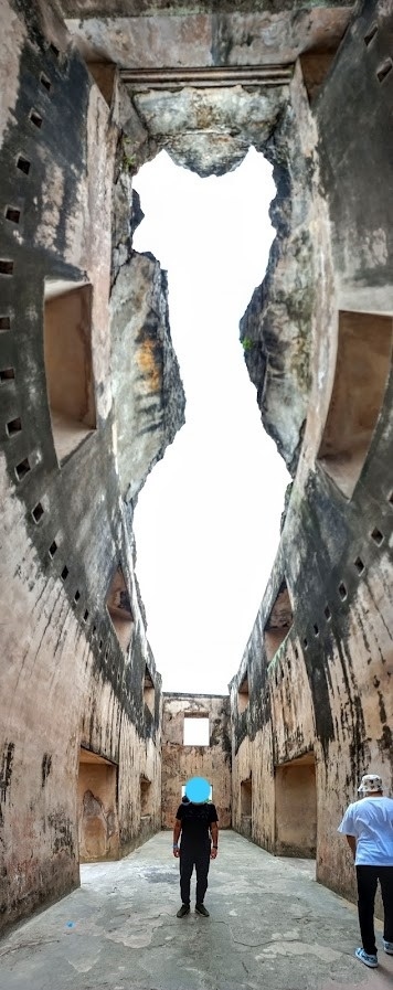 ガイドさんがパノラマモードで撮ってくれた記念写真です。<br /><br />このあと元の場所に戻って解散。なんだかんだで40分くらい無料で案内してもらいました。<br /><br />テレマカシー！<br />