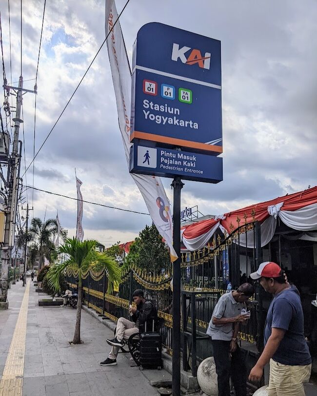 帰りに乗る列車のチケットを買うため早めにジョグジャカルタ駅にやって来ました。タマン・サリから50分くらい歩いて疲れたのでGrabかGojekを使えばよかったと反省。<br />