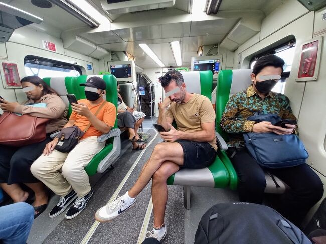 車内は満席でぎゅうぎゅう詰め。<br />右隣に座ったイネ人が荷物多めの人で足元に置いてるキャリーバックがこっちの領土まで進入して来て邪魔だった。