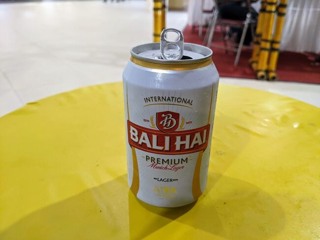 イスラム勢力が台頭するジャワ島の空港では、めったにないビールを売っているお店を見つけてしまったのでバリハイをぐびぐび。<br />