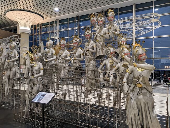 制限区域内にあった目の上と頬っぺたが赤い女の人のオブジェ。<br />