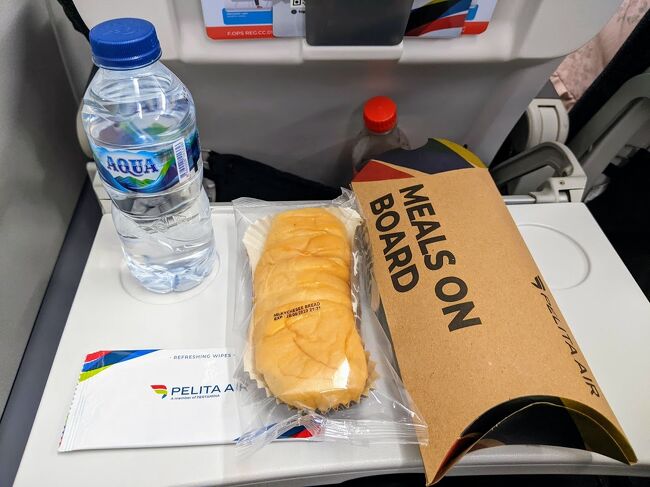 1時間ぼどの飛行時間ですが、<br />帰りも軽食のパンと水が支給されました。