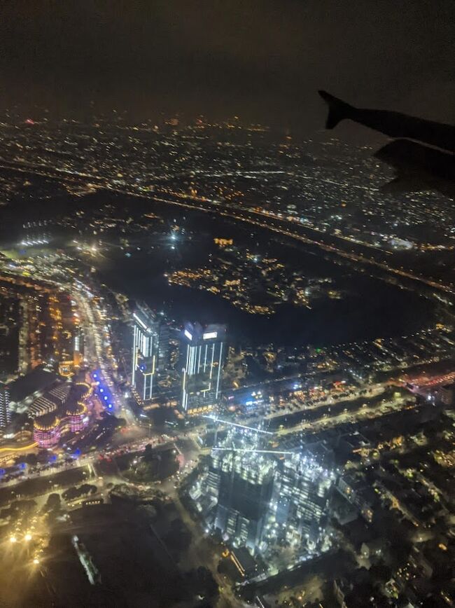 少しウトウトして気付いたら、<br />あっという間にジャカルタ上空。<br />