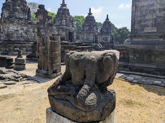 哀愁が漂う頭のない仏像。