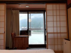 【8日目】
下呂温泉の「 桜 River Side Stay」。
ベッドに横たわると飛騨川が窓いっぱいに広がります。
インフィニティ的な。
こんなに川の近くの宿は初めて。
大迫力です。
最後にもう一度温泉に入ったあとは
冷蔵庫に入れた物を取り出し荷支度。