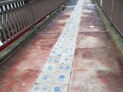 早朝にチェックアウト。
橋を渡り下呂駅へ向かいます。
名古屋駅行きの高山線普通列車は本数少なく、岐阜駅乗り換えは早朝発しかありませんでした。