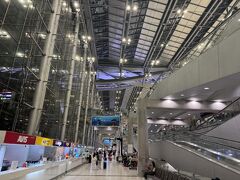 深夜のバンコク・スワンナプーム空港に到着しました。まだエアポートリンクの終電には間に合うのですが、ホテル最寄りのBTS駅までは乗り継げそうになかったので空港送迎サービス（KKday）を利用しました。2,700円ほどでサパーンタクシン駅付近まで送ってもらえます。