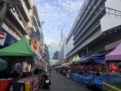 こちらのホテルを選んだのは、三大寺院の観光には陸路ではなくチャオプラヤー川の水路を利用したかったからです。週末のバンコクは渋滞が激しいということや、川沿いの移動も楽しそうということで、サトーンピア近くのホテルを選びました。
ホテル脇にはこういった屋台街もあってなかなか楽しめそうです。