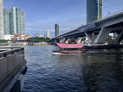 三大寺院はワット・プラケオ、ワット・ポー、ワット・アルンの順に巡ります。まずはサトーンピア（CP:Sathorn）からターチャン（N9:Tha Chang）へ一気に川を上ります。船は各ラインとも15～30分おきくらいには来るみたい。