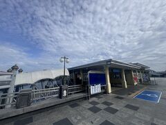 ターチャン（N9:Tha Chang）までどのくらいかかったか既に記憶が飛んでいるのですが（汗、沢山の船着き場に停泊した割にはあっという間でした。ほんとバスが停留所に泊まるような感覚で、桟橋に近づいて人が乗り降りしてるなぁと思ったら、あっという間に出発してました（苦笑