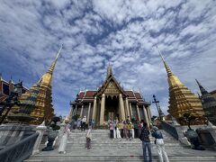 18世紀後半にラーマ1世が護国寺として建設したらしい。この辺りの歴史についてもまったく知見がないので、その美しさに魅了されるのみです。