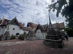 ワットプラケオからトゥクトゥクを拾ってワットポーまで来ました。あまりに暑くて歩いて移動という選択肢が早々に消されていきます...（苦笑