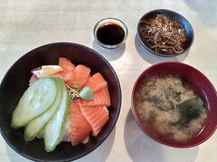 途中レストランでサーモン丼の夕食