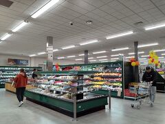 テカポ湖のホテル着が20時頃だったが、急げば21時閉店のスーパーに間に合うということで、30分だけスーパーに行ける。ここで会社土産用の小さい個包装のクッキータイム（７個入約７ドル）とウィッタカーズ（１２個入約７ドル）ゲット。最低限買わないと行けないものが早々に入手できて安心。※当然だが空港ではそれぞれ１０ドル位に上がる。