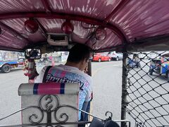 週末のバンコク市内は渋滞が酷いのでトゥクトゥクの機動力が威力を発揮しますね。価格交渉は面倒ですが乗ってしまえば早いので何度も利用しました。