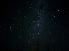 車で約15分位走り、山頂付近へ。お天気に恵まれ満点の星空が！！天の川もはっきり見えて、流星も頻繁に流れる。

ここからの星空画像は表紙で説明した通り、私が撮影したものではなく、同じツアーのM様がアイフォンプロ１５で撮影したもの画像をお借りしたものを、４トラ掲載許可を頂戴したもの。
私はこの星空のために一眼レフカメラの購入も検討したが、扱いの勉強をする時間もないし、荷物も増えるので断念したが、スマホでこれだけの星空撮影ができるなら、アイフォンへの買い替えを検討しても良いかも。ツアーのみなさんともこの話題で持ちきりに。