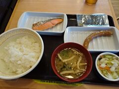 旭川の自宅を自家用車で出発し、新千歳空港へ向かいます。途中、岩見沢のすき家でランチ。