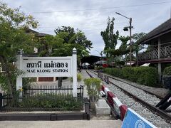 ドライバーさんとはLINEを登録してメッセージで待ち合わせなどを確認するので、観光地についたら自由行動させてくれます。まずはメークローン市場にやってきました。もちろん電車の通行時間に合わせてくれています。