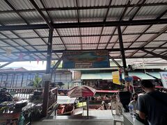 続いてやって来たのは、こちらも人気のダムヌン・サドゥアック水上マーケット。これだけバンコク市内から離れると、現地ツアーがとても効率的ですね。この頃にはドライバーさんともすっかり打ち解けていました。