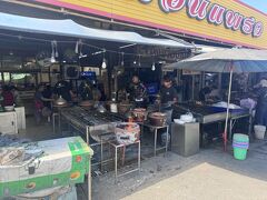 さぁ、サドゥアク水上マーケットを出発してドライバーさんは一気に2時間以上車を走らせアユタヤを目指します。「お昼は何が食べたいですか？」とリクエストを尋ねてくれたので、「エビセンターに行きたい」と回答。親指を立てて Let' Go！
