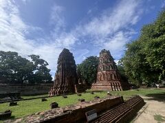 エビセンターでお腹いっぱいになるまで海老を堪能しました。LINEでドライバーさんと合流してアユタヤ遺跡に連れてきてもらいました。ツアーのコースとしては遺跡の中から3か所に連れて行ってくれるのですが、事前にドライバーさんから「どの遺跡に行きたいですか？」と聞かれていました。リクエストに対応してくれたのも嬉しかったですね。最初にやってきたのはアユタヤ遺跡で外せないワット・マハータートです。