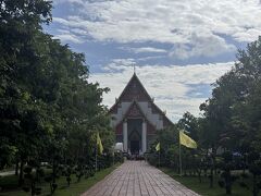 17世紀に入って造られたタイ最大の高さ17mのブロンズ製の巨大な仏像が安置されている寺院だそうです。