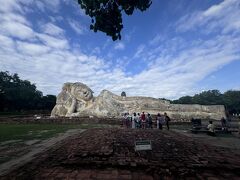 アユタヤ観光最後はワット・ローカヤースッターです。20世紀に入って復元されたものですが、まるで笑みを浮かべているような穏やかな表情が人気でもあるみたい。
足の裏はワット・ポーの涅槃像どうように偏平足でした（笑　平らな足の裏は超人を意味するらしいですよ。