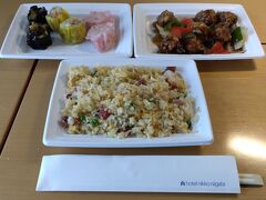 今日はホテル内の中国料理 桃李からテイクアウトで部屋でゆっくりします
新潟米の炒飯に黒い飲茶はカレー味でお酒もすすみましたｗ