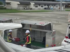 小さい飛行機なので荷物はバラ積みですから重労働ですね。暑いときは大変なことでしょう。