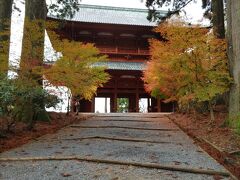 　徒歩で、大門に向かいます。