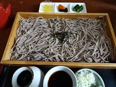 ランチは山形名物板そば。量多すぎ（笑
「あらきそば直伝」の看板に惹かれたのですが、あらきそばの方が付属するおかずが美味しくて良かったです。あらきそばは2月に最長片道キップの旅のときに行きました。
ちなみに、山形は蕎麦屋が多いです。うどん・そばの世帯当たり支出額は高松が全国トップですが、山形市は総務省に、うどんとそばを分けて統計出して欲しいと要望したニュースがありました。分けたらどこがそばのトップになるか面白そうです。