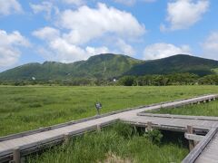 周囲を九重連山に囲まれた御鉢状の湿原に木道が整備されています。
今日は周囲の山も見えて爽快です。

