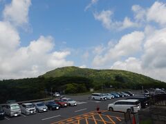 続いて、牧ノ戸峠へ。短時間駐車専用スペースに車を停め、
ソフトクリームを食べながら、一昨日登った黒岩山を眺めます。
