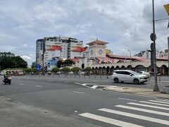 ベンタイン市場まできました。