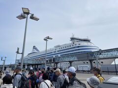 ストックホルムからフィンランドの首都ヘルシンキへはクルーズ船「タリンクシリアライン」で1泊の船旅☆彡

ツアーバスを降りて各々スーツケースが積み込まれるか確認してから、お船のターミナルに移動して、写真ではお船の手前に掛かっている通路を通って乗船になるのだ。
大型客船なので、乗船下船だけでも結構な時間がかかったよ！