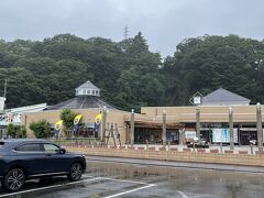 道の駅「水上町水紀行館」
こちらで車中泊させてもらいました。
営業時間後に到着したので、お買い物やスタンプは翌朝に。
水族館が有料ですが併設されており、川遊びもできる公園があるので、ファミリーで楽しめそうな道の駅でした。