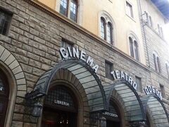 一休みしたらご近所の元劇場の本屋さんへ。
旅行前にフィレンツェをいろいろと検索して見つけた「リバティ建築の本屋＆映画館「GIUNTI ODEON」」というトピックス。お～～～♪リバティ建築ってイタリア語だとリベルティ＝アールヌーボーですよねえ。

ホテルのお隣りのブロックだったのでさっそく来てみたんですけど、いや～地図の道路と実際の道路の幅が違う…。路が狭くて建物が高いから見通しがきかないんですよね。こういう街は迷子になりがちです。え～～ん
↑ちっと迷った…。