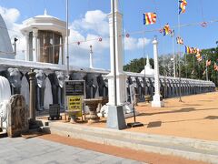 仏塔に到着。台座部分にはたくさんの象が並んでいる。