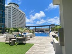 滞在先は、『Renaissance Honolulu Hotel & Spa』。

8Fのスカイデッキにプールがあります。
