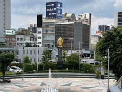 お、駅前の広場にいらっしゃいますよ( *´艸｀)