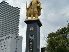 マントを羽織り、右手に西洋兜、左手に火縄銃を持った黄金の織田信長公です☆銅像は3ｍの高さなんだそう。