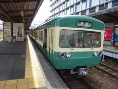 こんど電車はこれだった。
どこかのお古ではなく、この路線のオリジナル車両。
この編成だけ、かつて三島と沼津を結んでいた路面電車を復刻した塗装とのこと。