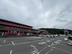 東名→新東名→伊勢湾岸道→東名阪道→名阪国道→西名阪道→京奈和道を経由。

多摩地域南部から東名を利用する場合、横浜青葉IC、横浜町田IC、あるいは圏央道経由といろいろ選択肢があります。
東名の混雑具合で変わって来るんですね。

今回、グーグルマップは横浜町田を利用せよ、と指示してきました。
そのとおりにすると、お馴染み大和トンネルのあたりまで渋滞気味でしたが、あとは車は多いものの流れてました。
これが東名の渋滞が激しくなると、圏央道を経由せよ、と案内されることがあります。

写真は名阪国道の伊賀ドライブイン。
サービスエリアとはちょっと違う雰囲気が漂います。
そんな名阪国道は面白い。路面凸凹で走りづらいけど。無料だと仕方ないのかね。
