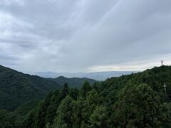 名阪国道高峰SAからの奈良盆地の眺め。
今から向こうに見えている盆地に降りていきます。
ようやく目的地に近付いたな、と少し感激します。
昔の人ならなにか歌を詠んだりしたのかな。自分にゃそんな能力はありませんが。

今日の宿泊地は奈良県五條市。
京奈和道は途切れていて、一般道で渋滞にはまりました。